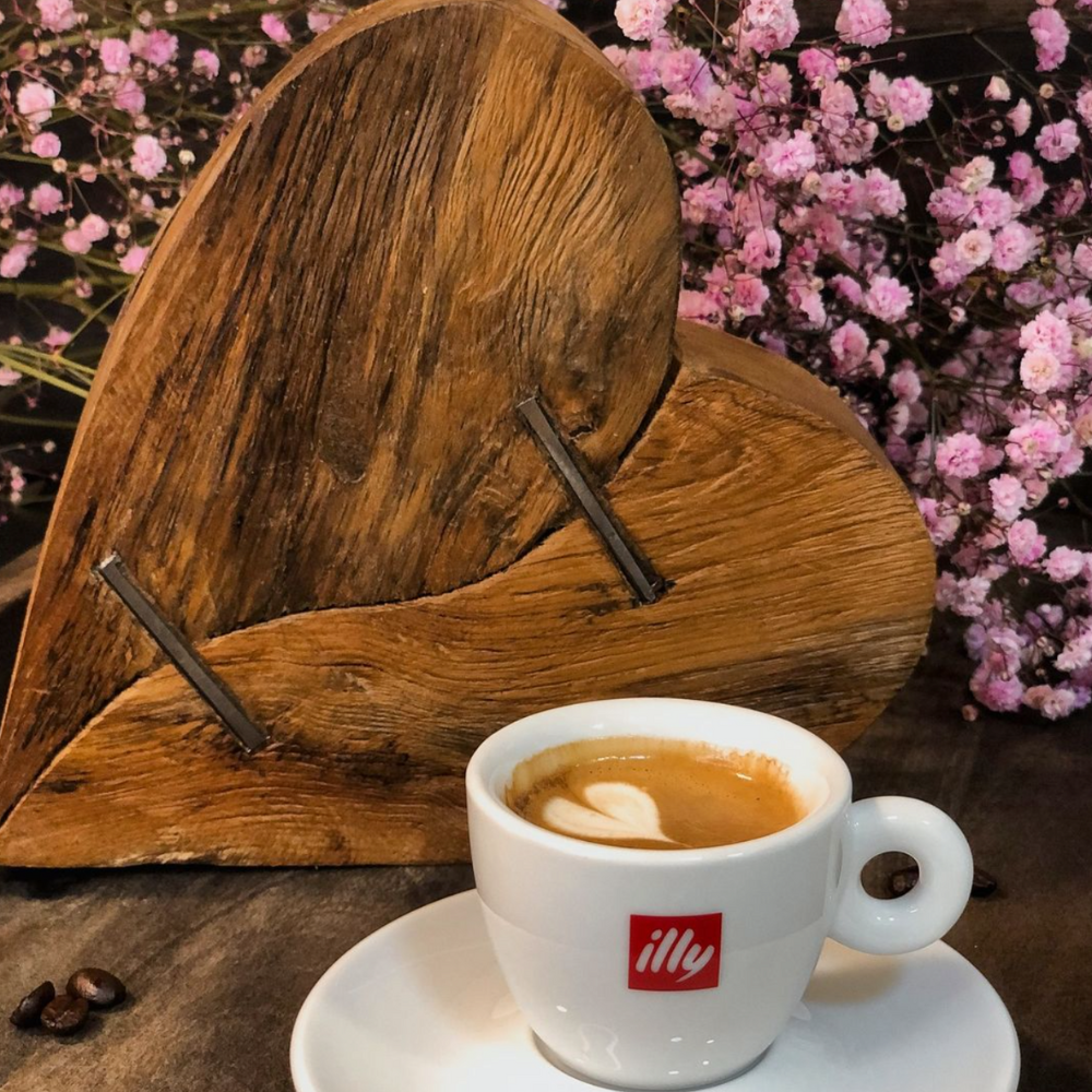 Illy Kaffe vor einem Herz aus Holz