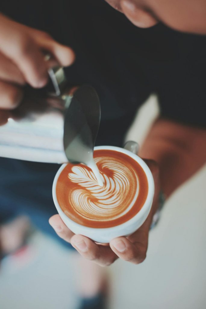 Barista erstellt Late Art Muster